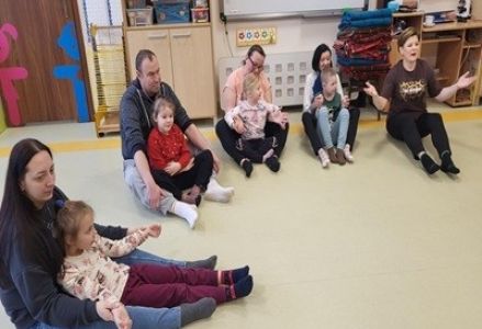 grupa dzieci przedszkolnych podczas zajęć metodą Ruchu Rozwijającego Weroniki Sherborne