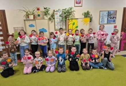 Dzieci z grupy Muminki podczas tworzenia prezentów dla Babci i Dziadka.