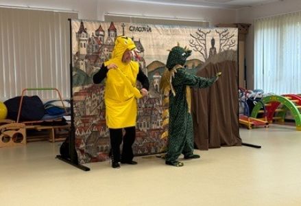 Przedszkolaki podczas spektaklu teatralnego pt. "Opowieści Smoka Wawelskiego"