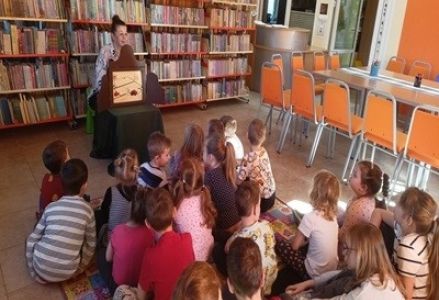 grupa dzieci przedszkolnych podczas wizyty w bibliotece