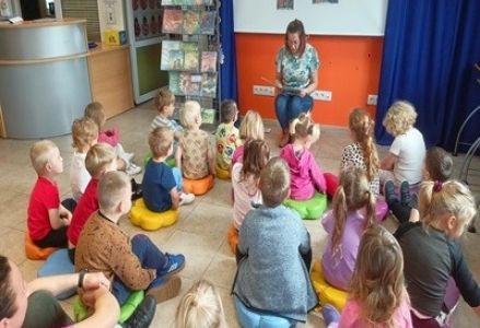 grupa dzieci przedszkolnych podczas zajęć w bibliotece o legendach polskich