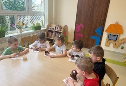 grupa dzieci przedszkolnych podczas obchodów Dnia Czekolady