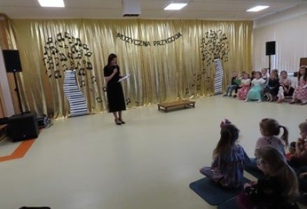 grupa dzieci przedszkolnych podczas eliminacji do Festiwalu Śpiewających Przedszkolaków