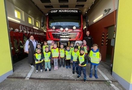 grupa dzieci przedszkolnych podczas wycieczki do remizy OSP Margonin