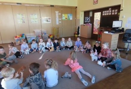 Dzieci z grupy przedszkolnej podczas obchodów Światowego Dnia Kota