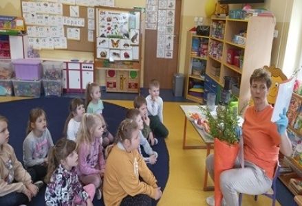 grupa dzieci przedszkolnych podczas zajęć z pielęgniarką na temat zdrowego odżywiania