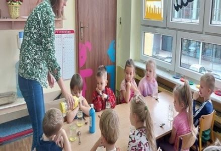 grupa dzieci przedszkolnych podczas zabawa badawczych z kolorem