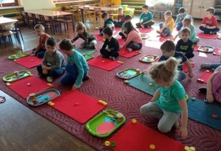 grupa dzieci podczas zajęć matematycznych