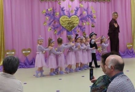 Grupa dzieci przedszkolnych na obchodach Dnia Babci i Dziadka