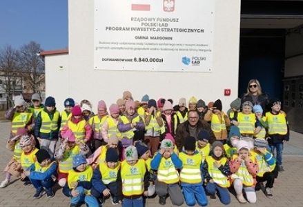 grupa dzieci przedszkolnych podczas wycieczki do Stacji Uzdatniania Wody w Margoninie