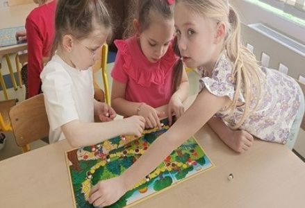 grupa dzieci podczas zajęć matematycznych rozwijających umiejętność współpracy i zdrowej rywalizacji
