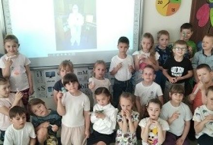grupa dzieci podczas zajęć o zawodzie pielęgniarki