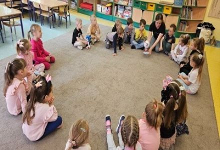 Dzieci z grupy przedszkolnej podczas spotkania z mamą Dawida - optometrystą