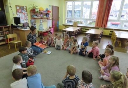 grupa dzieci przedszkolnych podczas zajęć o emocjach z psychologiem