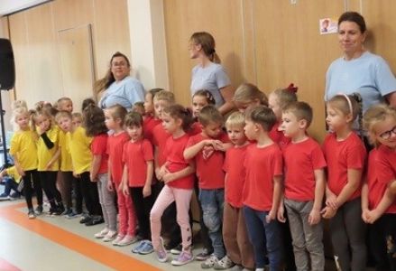 grupa dzieci przedszkolnych podczas uroczystości z okazji Sportowego Dnia Przedszkolaka 2026