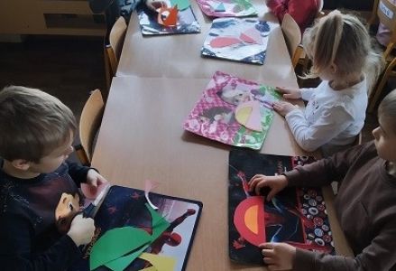 dzieci wycinają po linii