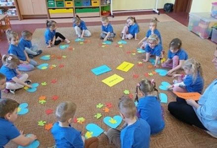 grupa dzieci przedszkolnych podczas obchodów Dnia Światowego Dnia Autyzmu