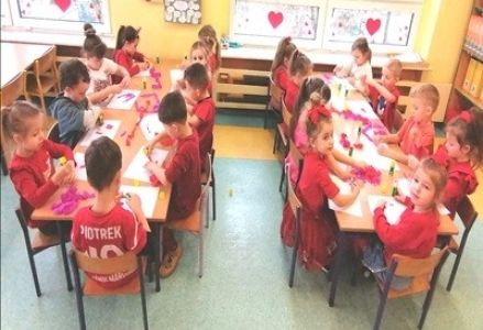 grupa dzieci przedszkolnych podczas zajęć o miłości z okazji Walentynek