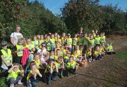Grupa Czerwonego Kapturka i Muminków z wizytą w sadzie 2023