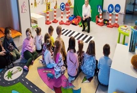 grupa dzieci z przedszkola z wizytą w bibliotece