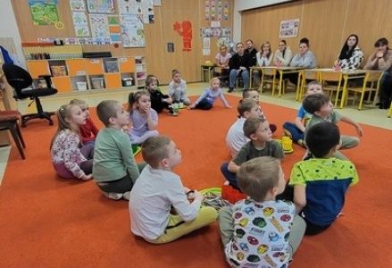 Dzieci z grupy Czerwony Kapturek podczas zajęć otwartych dla rodziców