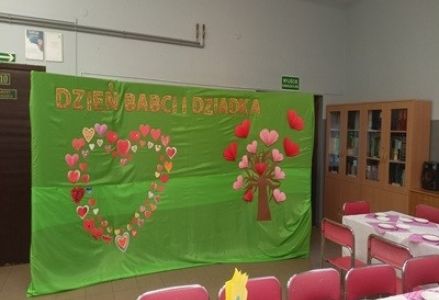 grupa dzieci przedszkolnych podczas obchodów dnia babci i dziadka