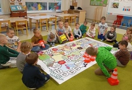 grupa dzieci przedszkolnych podczas zajęć dydaktycznych dotyczących gier planszowych