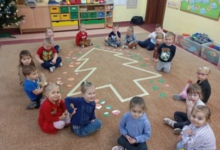 grupa dzieci przedszkolnych podczas zajęć matematycznych