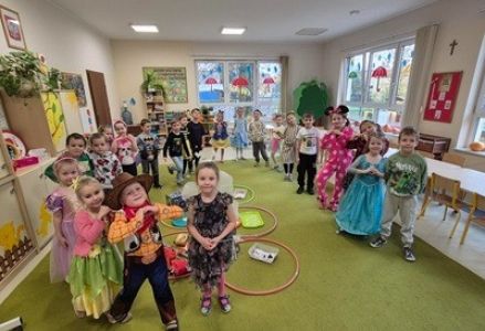 grupa dzieci przedszkolnych podczas obchodów Dnia Postaci z Bajek