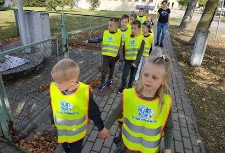 grupa dzieci podczas spaceru