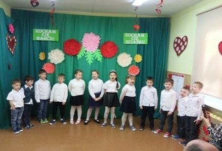 grupa dzieci przedszkolnych podczas uroczystości z okazji Dnia Babci i Dziadka ioraz Walentynkowego Balu Karnawałowego
