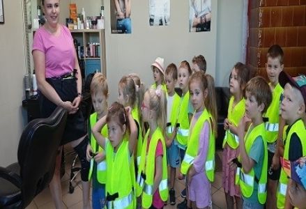 Grupa Misia Uszatka z wizytą w salonie fryzjerskim 2023