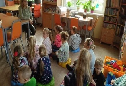 Spotkanie w bibliotece – Pszczółka Maja 2023