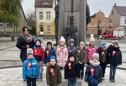 grupa dzieci przedszkolnych podczas obchodów Święta Niepodległości