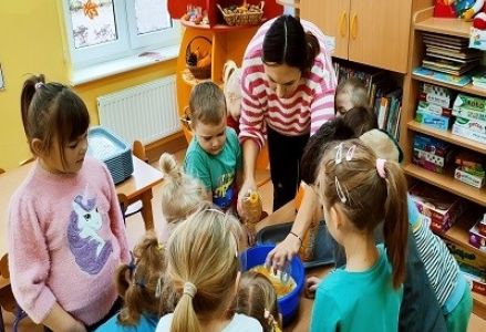 dzieci podczas zajęć sensorycznych