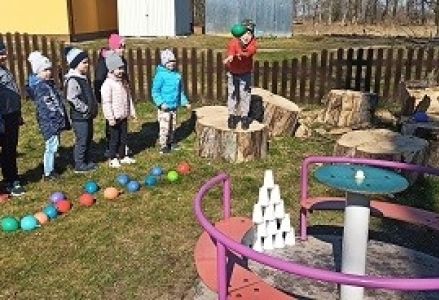 dzieci stoją z balonikami
