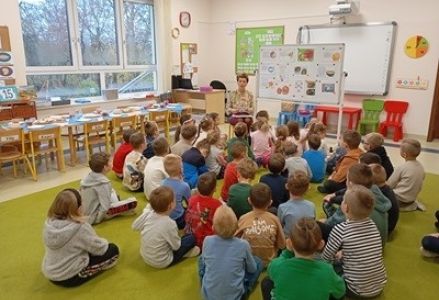 grupa dzieci przedszkolnych podczas brania udziału w akcji Śniadanie Daje Moc