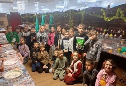 grupa dzieci przedszkolnych podczas wycieczki do fabryki bombek w Gnieźnie