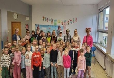grupa dzieci przedszkolnych podczas wizyty w szkole podstawowej