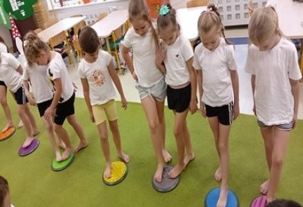 Sensoryczne stopy w grupie Muminków 2023