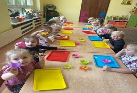 grupa dzieci przedszkolnych podczas zajęć o higienie