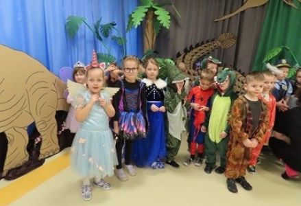 grupa dzieci przedszkolnych podczas balu karnawałowego pt.: "W Dinoświecie"