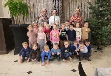 Dzieci z grupy przedszkolnej pieką pierniki w lokalnej restauracji