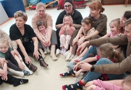 grupa dzieci przedszkolnych podczas zajęć Metodą Ruchu Rozwijającego Weroniki Sherborne