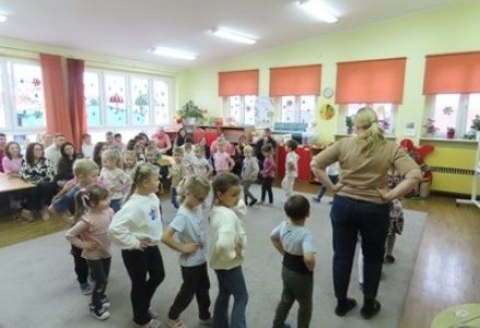 grupa dzieci przedszkolnych podczas jesiennych zajęć otwartych z rodzicami