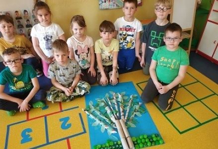 Grupa prezentuje eko-drzewo