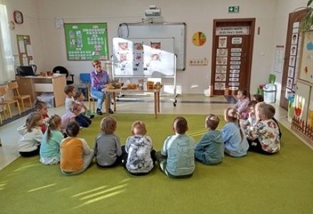 grupa dzieci przedszkolnych podczas zajęć z pielęgniarką dotyczących dbania o odporność
