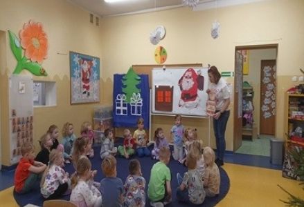 grupa dzieci przedszkolnych podczas przygotowań do wizyty Świętego Mikołaja