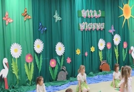 grupa dzieci z przedszkola podczas obchodów powitania wiosny