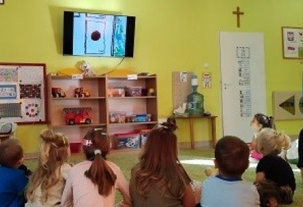 Dzieci oglądają telewizję